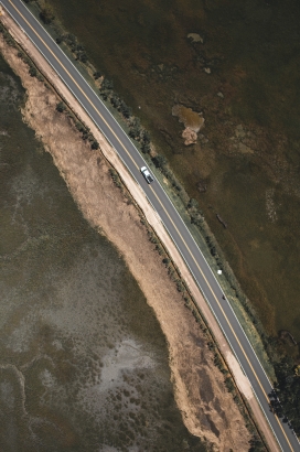 高空俯拍行驶在公路上的汽车图片