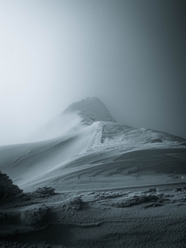 冬季风雪下的高山山峰