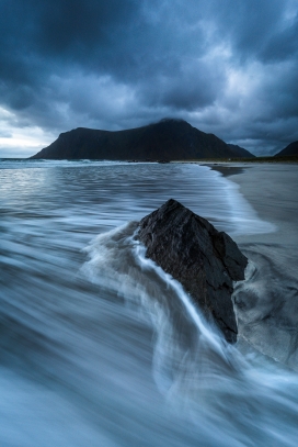 蓝色海岸沙滩风景图