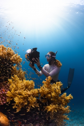 水下探秘的海洋女摄影师