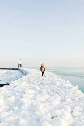 冬季海岛上行走的游客