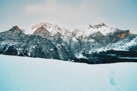 冬季白皑皑的雪山山峰图