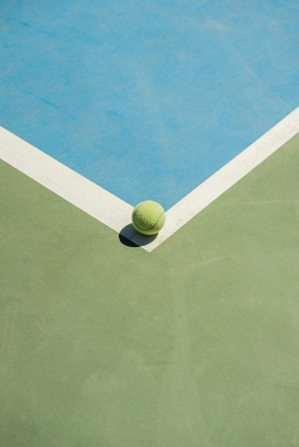 摆在直角上的网球