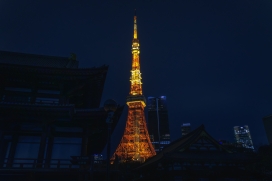 夜晚中发光的巴黎埃菲尔铁塔