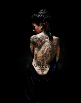 分享欧美女人纹身背后的故事-花纹身摄影
