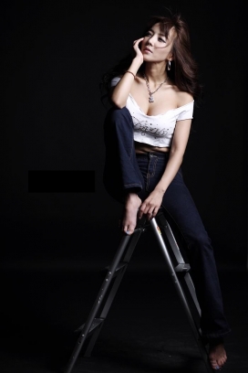 韩国三角铁架梯上得女人人像摄影