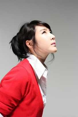 韩国高清晰穿红色线衫女人艺术摄影