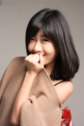 韩国很喜欢的女人肖像摄影-秋天穿毛线针织衣服女人