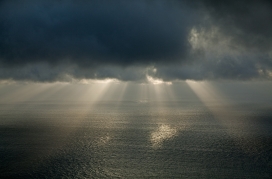 德国高清晰自然地理摄影师：透过黑云的一缕阳光风景摄影
