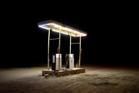 Substations*灯光下的加油站