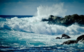 咆哮的海水-高清晰海水壁纸