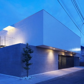 日本阿波罗建筑师事务所工作室-没有外窗的白色体积混凝土基房屋