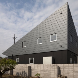 东京咖啡工作室建筑师-尖锐的屋顶房子