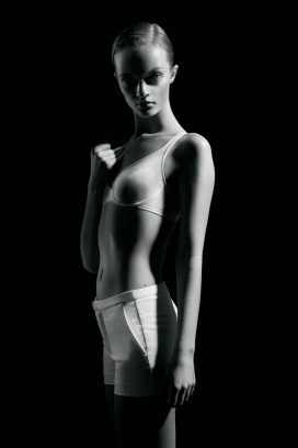 丹麦Flemming Leitorp摄影师-时尚黑白女人肖像作品欣赏-white