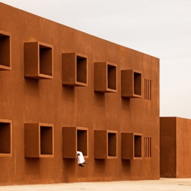 摩洛哥沙漠墙壁附近的镇学校建筑设计
