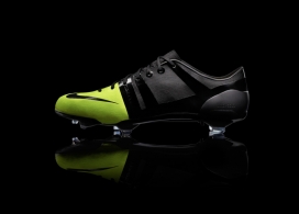 Nike耐克超轻薄的足球鞋