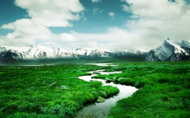 高清晰绿色挪威山区河流自然壁纸