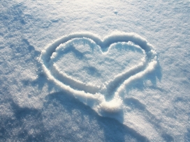 snow heart雪地里勾画出的爱心
