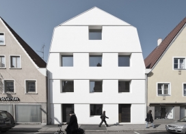巴伐利亚方形格子窗和双重斜坡屋顶轮廓的联排别墅，房子被分成两个属性，每个都有自己的入口，从前面的街道，德国SoHo建筑学机构作品