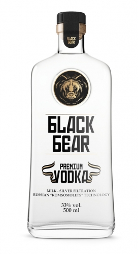 Black Bear黑熊-高档伏特加酒，目的是创建一个视觉冲击力的瓶子，用极简主义风格的图形，表达的溢价特性和排他性的产品