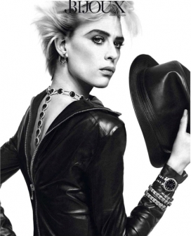 黑魔法-Milou Van Groesen时尚巴黎，黑色皮衣风格背景的珠宝广告摄影