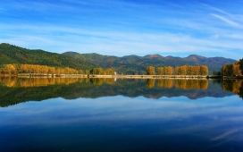 漂亮的湖光倒影美景