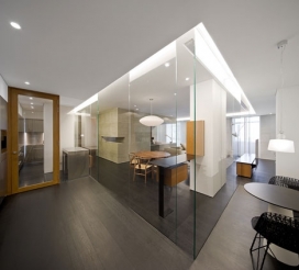 一个大玻璃柜子如展品的Wu公寓建筑-中国建筑师Neri&Hu作品