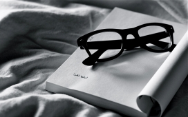 阅读书籍与眼镜