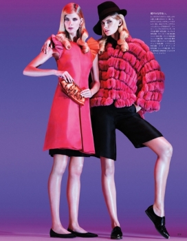 Vogue日本姐妹篇-朱莉娅斯特格纳-金发碧眼激动人心的红色和黑色色调时装秀