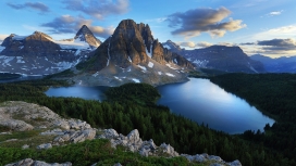 高清晰山和湖泊自然风景壁纸