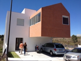 一个独特悬臂外墙伸出的白色方块砖建筑房子-建筑坐落在墨西哥城