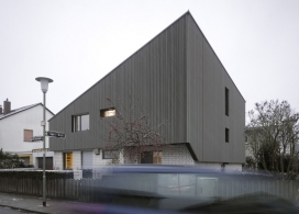 四周被木材包围的墙壁和屋顶Haus Bergé建筑-英国伦敦设计师KHBT作品