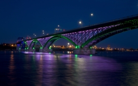 高清晰桥建筑紫绿夜景壁纸