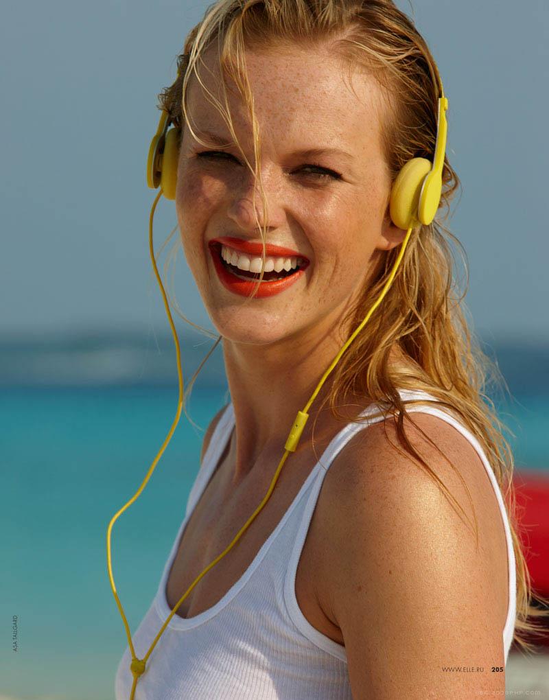 海滩美诱故事 elle艾丽俄罗斯2013年6月封面 俄罗斯金发美女安妮vyalitsyna在沙滩上参与一个夏天为主题拍摄 欧莱凯设计网