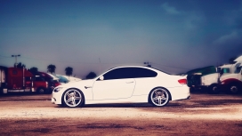 高清晰白色BMW宝马M3-E92汽车壁纸