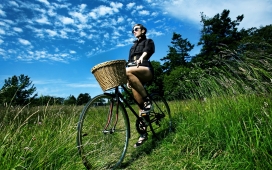 草丛里骑自行车的女人