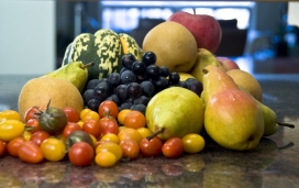 厨房柜台上的水果聚宝盆