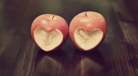 被咬成两颗心的苹果