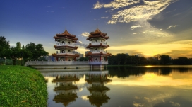 湖边双塔寺庙美景