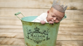 睡在铁桶里的“皇冠”婴儿