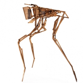 类似蚊子的一个巨大木制昆虫挂接灯-米兰展览