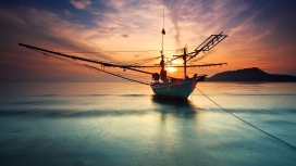 启程-夕阳下的帆船