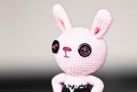 漂亮的粉红色针织兔玩具-她是一个坚强和积极的”女孩“，她喜欢胡萝卜和糖果