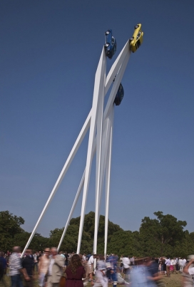 像火箭腾空而起保时捷公园标志雕塑-由35米长的空心钢板焊接在一起