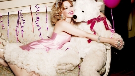 熊爱-金发美女凯莉米洛拥抱熊娃娃