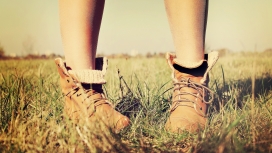 草地上穿靴子的脚