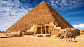 行走在埃及金字塔的骆驼人