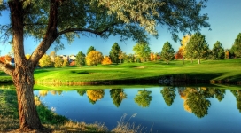 湖边高尔夫绿色球场景观