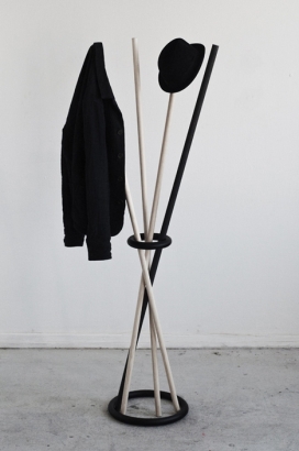 戳衣架-斯德哥尔摩设计师Kyuhyung Cho作品-一个盘旋金属为基座，能抵抗地心引力
