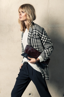 芒果的冬季-德国美女朱莉娅斯特格纳是顶级车模-锥形裤，格子衬衫和四四方方的大衣构成最有女人味的配饰，设计灵感来自男装风格